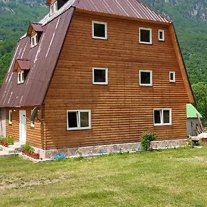 Bujtina Zemra Tradites Pensjonat